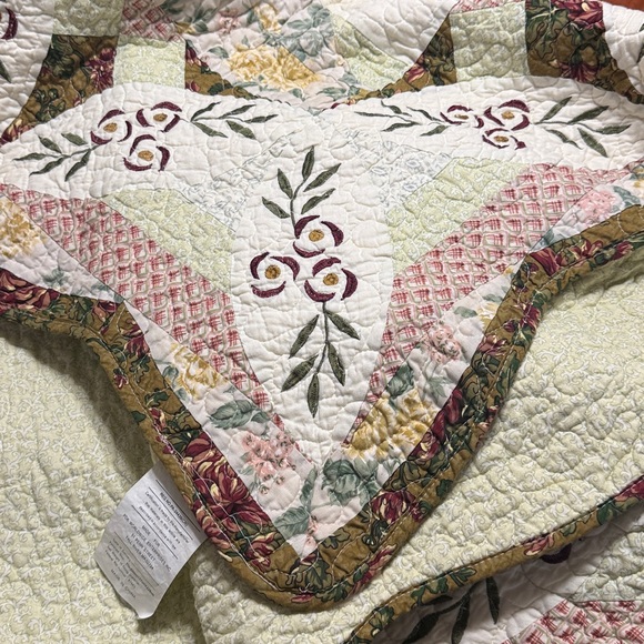 Double Wedding Ring patterned quilt. - Picture 11 of 11